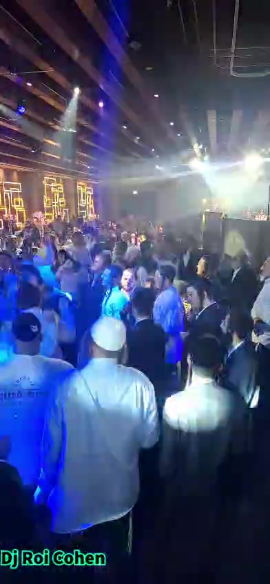 מבט מעמדת הדי-ג'יי אל רחבת הריקודים