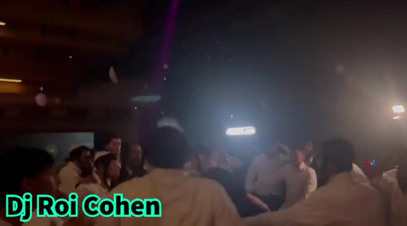 קהל רוקד מול במה באירוע